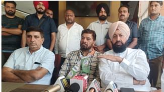 Former MLA ਸੁਰਿੰਦਰ ਚੌਧਰੀ ਮੁੜ ਕਾਂਗਰਸ ਵਿੱਚ ਸ਼ਾਮਿਲ ਹੋਏ, 10 ਅਪ੍ਰੈਲ ਨੂੰ ਚੌਧਰੀ ਨੇ ‘ਆਪ’ ਕੀਤੀ ਸੀ ਜੁਆਇਨ Former MLA ਸੁਰਿੰਦਰ ਚੌਧਰੀ ਮੁੜ ਕਾਂਗਰਸ ਵਿੱਚ ਸ਼ਾਮਿਲ ਹੋਏ, 10 ਅਪ੍ਰੈਲ ਨੂੰ ਚੌਧਰੀ ਨੇ ‘ਆਪ’ ਕੀਤੀ ਸੀ ਜੁਆਇਨ