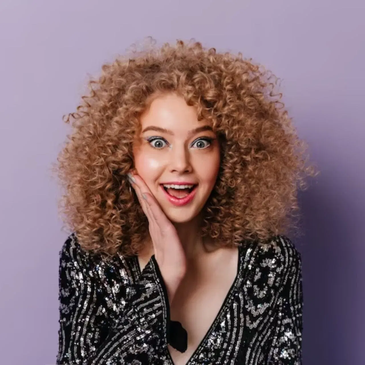 Side-Swept Curls: ਵੱਡੇ-ਵੱਡੇ ਕਰਲੀ ਹੇਅਰ ਵਾਲੇ ਲੋਕਾਂ ਲਈ ਸਾਈਡ-ਸਵੇਪਟ ਕਰਲਸ ਇੱਕ ਬਿਹਤਰ ਸਟਾਈਲ ਹੋ ਸਕਦਾ ਹੈ। ਵਾਲਾਂ 'ਤੇ ਥੋੜ੍ਹਾ ਜਿਹਾ ਮੂਜ ਲਗਾਓ। ਫਿਰ, ਆਪਣੇ ਵਾਲਾਂ ਨੂੰ 2 ਇੰਚ ਦੇ ਕਰਲਿੰਗ ਆਇਰਨ ਨਾਲ ਕਰਲ ਕਰੋ। ਆਪਣੇ ਸਾਰੇ ਵਾਲਾਂ ਨੂੰ ਇੱਕ ਪਾਸੇ ਬਰਸ਼ ਕਰੋ ਅਤੇ ਇੱਕ ਥਾਂ 'ਤੇ ਪਿੰਨ ਕਰੋ।