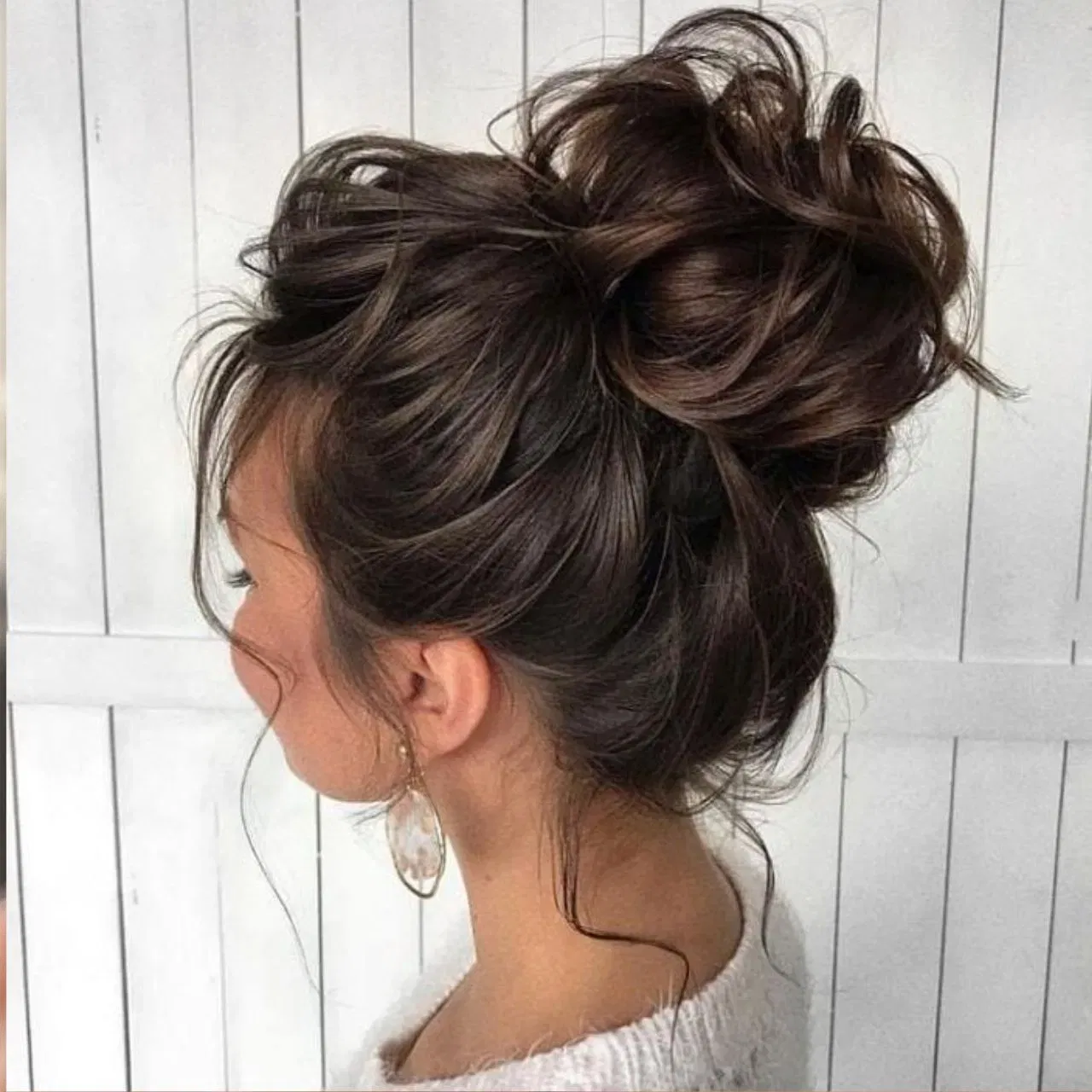 Messy Top Knot: ਮੈਸੀ ਟਾਪ ਨੌਟ ਹੇਅਰਸਟਾਈਲ ਹਰ ਕਿਸੇ ਦਾ ਧਿਆਨ ਆਪਣੇ ਵੱਲ ਖਿੱਚਦੇ ਹਨ। ਸਾਈਡ ਤੋਂ ਕੁਝ ਵਾਲ ਲਓ ਅਤੇ ਵੱਖ-ਵੱਖ ਬਰੇਡਸ ਯਾਨੀ ਗੁੱਤ ਬਣਾਓ। ਆਪਣੇ ਬਾਕੀ ਦੇ ਵਾਲਾਂ ਨੂੰ ਇਕੱਠਾ ਕਰੋ ਅਤੇ ਇਸਨੂੰ ਇੱਕ ਟਾਪ ਨੌਟ ਵਿੱਚ ਲਪੇਟ ਲਵੋ। ਇਸ ਦੇ ਨਾਲ ਹੀ, ਵਾਲਾਂ ਦੀ ਬ੍ਰੈਡ ਨੂੰ ਬਨ ਦੇ ਅਧਾਰ ਦੇ ਬੇਸ ਦੇ ਨਾਲ ਲਪੇਟੋ।