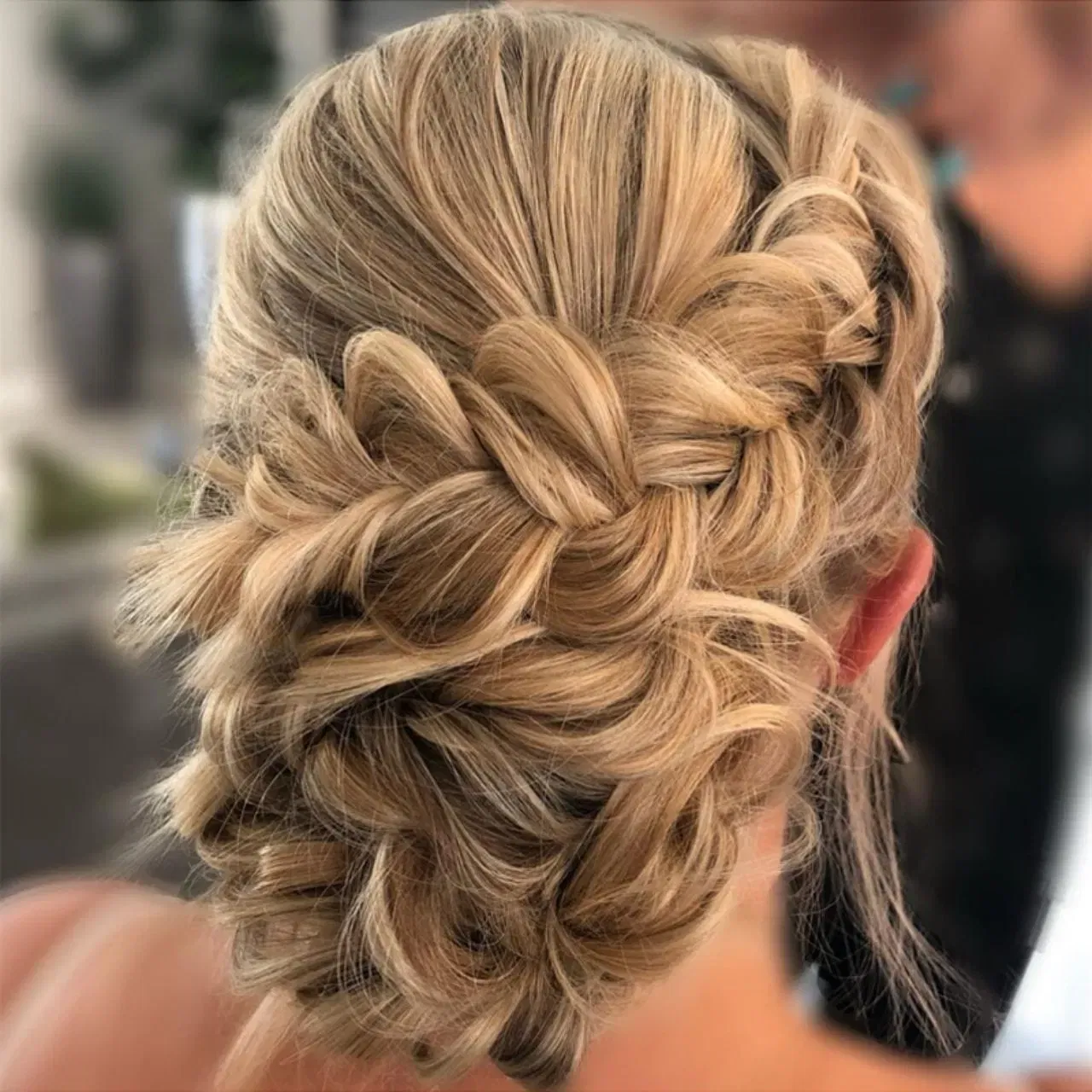 Glamorous Curls: ਜੇਕਰ ਤੁਹਾਡੇ ਵਾਲ ਪਤਲੇ ਹਨ ਅਤੇ ਜ਼ਿਆਦਾ ਵਾਅਮ ਨਹੀਂ ਹਨ, ਤਾਂ ਕਰਲ ਤੁਹਾਡੇ ਵਾਲਾਂ ਨੂੰ ਸੰਘਣਾ ਬਣਾਉਣ ਦਾ ਕੰਮ ਕਰਦੇ ਹਨ। ਮੇਸੀ ਦਾ ਮਤਲਬ ਹੈ ਗਲੈਮਰਸ ਕਰਲੀ ਹੇਅਰ ਸਟਾਈਲ ਤੁਹਾਡੇ ਲਈ ਬਿਲਕੁਲ ਸਹੀ ਹੈ। ਤੁਸੀਂ ਕਰਲਿੰਗ ਵੈਂਡ ਨਾਲ ਆਪਣੇ ਵਾਲਾਂ ਦੇ ਇੱਕ ਹਿੱਸੇ ਨੂੰ ਕਰਲਿੰਗ ਕਰਕੇ ਇਸ ਦਿੱਖ ਨੂੰ ਪ੍ਰਾਪਤ ਕਰ ਸਕਦੇ ਹੋ।