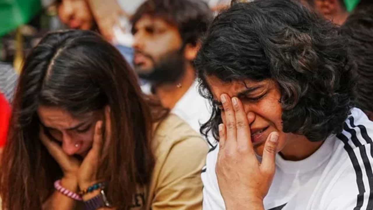 ਸਾਕਸ਼ੀ ਮਲਿਕ ਨੇ ਰੋਂਦੇ ਹੋਏ ਕੁਸ਼ਤੀ ਨੂੰ ਕਿਹਾ ਅਲਵਿਦਾ, ਬ੍ਰਿਜ ਭੂਸ਼ਣ ਦੇ ਕਰੀਬੀ ਸਹਿਯੋਗੀ ਦੇ WFI ਪ੍ਰਧਾਨ ਬਣਨ ਤੇ ਚੁੱਕਿਆ ਕਦਮ