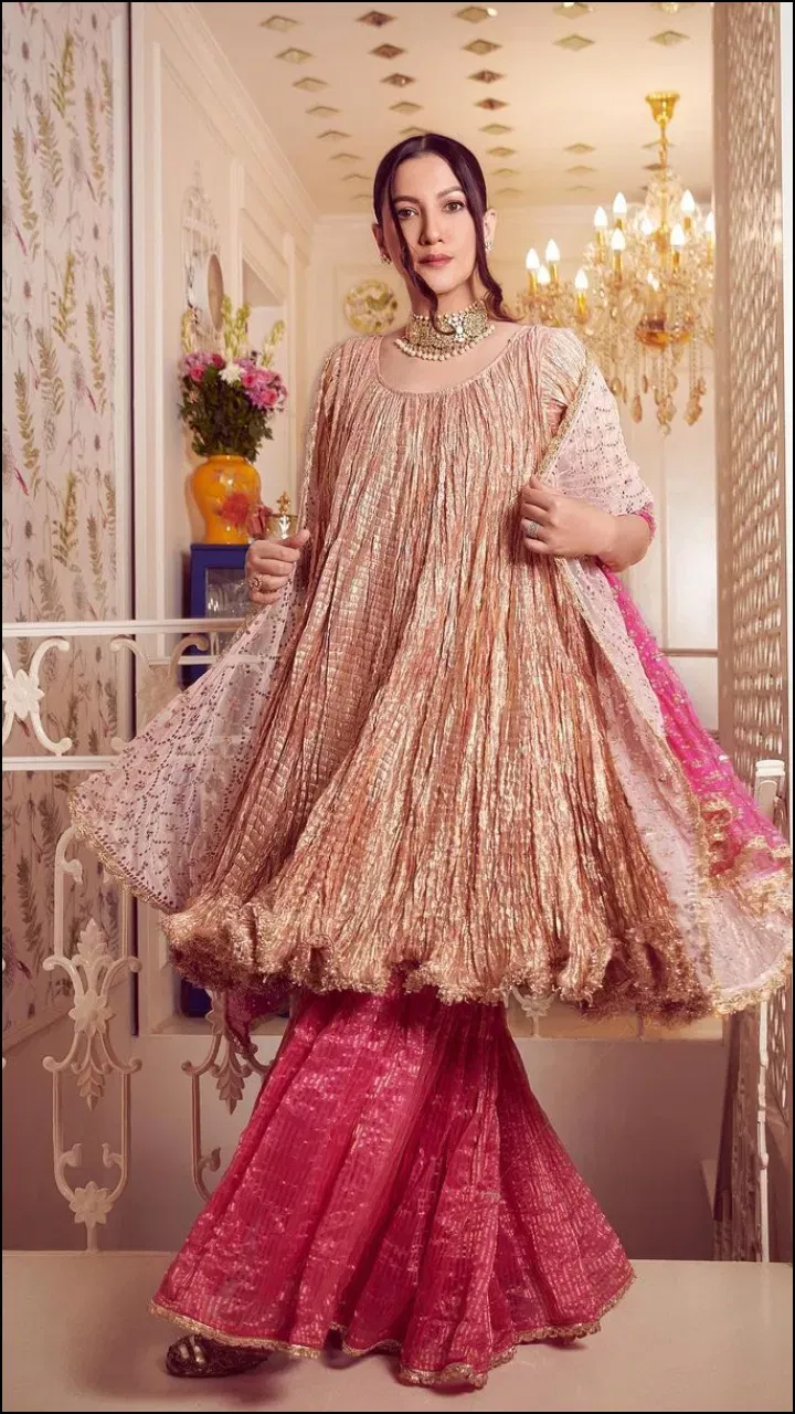 ਮੌਨੀ ਰਾਏ ਹਰ ਆਊਟਫਿਟ 'ਚ ਸਟਾਈਲਿਸ਼ ਲੱਗਦੀ ਹੈ। ਮੌਨੀ ਰਾਏ ਅਨਾਰਕਲੀ ਸੂਟ 'ਚ ਕਾਫੀ ਖੂਬਸੂਰਤ ਲੱਗ ਰਹੀ ਹੈ। ਲਹਿਰਾਉਂਦੀ ਗੁੱਤ, ਕੰਨਾਂ ਵਿੱਚ ਝੁਮਕੇ ਅਤੇ ਸਾਈਡ ਚ ਲਟਕਦਾ ਮੱਥੇ ਦਾ ਟਿੱਕਾ ਤੁਹਾਨੂੰ ਈਦ 'ਤੇ ਪਰਫੈਕਟ ਲੁੱਕ ਦੇਣਗੇ। ਤੁਸੀਂ ਵੀ ਅਜਿਹੇ ਹਲਕੇ ਗੁਲਾਬੀ ਰੰਗ ਦਾ ਅਨਾਰਕਲੀ ਕੁੜਤਾ ਪਾ ਸਕਦੇ ਹੋ।