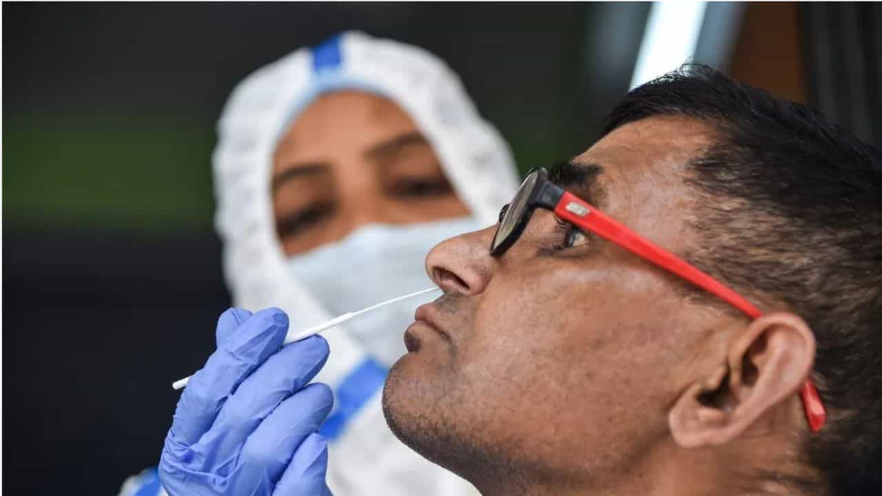 ਚੀਨ ਚ ਹਰ ਹਫ਼ਤੇ ਆਉਣਗੇ ਕੋਵਿਡ ਦੇ 6.5 ਕਰੋੜ ਮਰੀਜ਼! ਕੀ ਭਾਰਤ ਵਿੱਚ ਵੀ ਜਲਦੀ ਆਵੇਗੀ ਨਵੀਂ ਲਹਿਰ ? ਚੀਨ ਚ ਹਰ ਹਫ਼ਤੇ ਆਉਣਗੇ ਕੋਵਿਡ ਦੇ 6.5 ਕਰੋੜ ਮਰੀਜ਼! ਕੀ ਭਾਰਤ ਵਿੱਚ ਵੀ ਜਲਦੀ ਆਵੇਗੀ ਨਵੀਂ ਲਹਿਰ ?