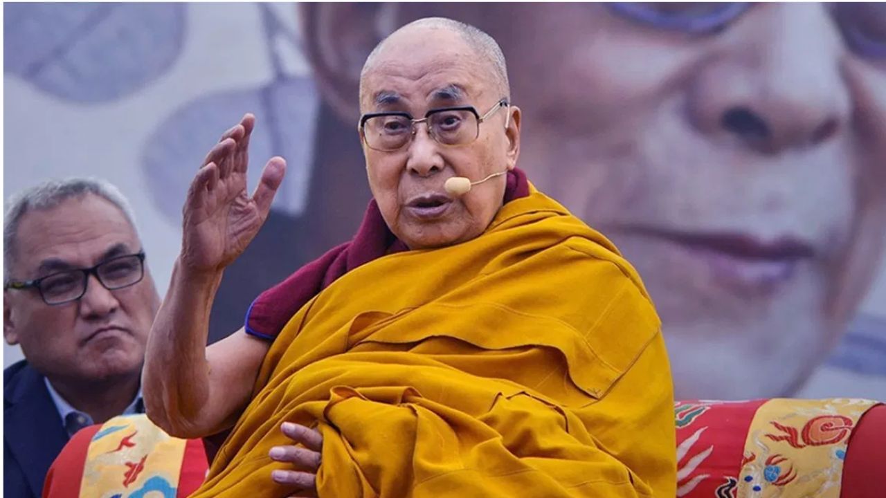 Dalai Lama Controversy: ਇੱਕ ਵਾਰ ਨਹੀਂ ਤਿੰਨ ਵਾਰੀ ਮੁਆਫ਼ੀ ਮੰਗੀ, ਨਹਿਰੂ ਤੇ ਖ਼ੂਬਸੂਰਤ ਔਰਤਾਂ ‘ਤੇ ਵੀ ਕੀਤੇ ਸਨ ਸ਼ਬਦੀ ਵਾਰ Dalai Lama Controversy: ਇੱਕ ਵਾਰ ਨਹੀਂ ਤਿੰਨ ਵਾਰੀ ਮੁਆਫ਼ੀ ਮੰਗੀ, ਨਹਿਰੂ ਤੇ ਖ਼ੂਬਸੂਰਤ ਔਰਤਾਂ ‘ਤੇ ਵੀ ਕੀਤੇ ਸਨ ਸ਼ਬਦੀ ਵਾਰ