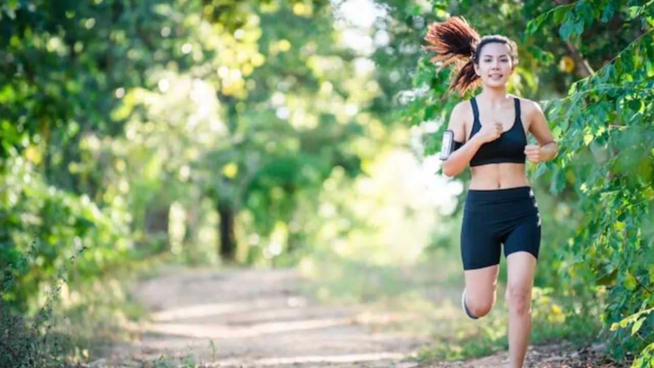 Summer Fitness: ਗਰਮੀਆਂ ਵਿੱਚ ਆਪਣੇ ਆਪ ਨੂੰ ਫਿੱਟ ਅਤੇ ਐਕਟਿਵ ਕਿਵੇਂ ਰੱਖਣਾ ਹੈ? ਇਹ ਸਧਾਰਨ ਕੰਮ ਕਰੋ Summer Fitness: ਗਰਮੀਆਂ ਵਿੱਚ ਆਪਣੇ ਆਪ ਨੂੰ ਫਿੱਟ ਅਤੇ ਐਕਟਿਵ ਕਿਵੇਂ ਰੱਖਣਾ ਹੈ? ਇਹ ਸਧਾਰਨ ਕੰਮ ਕਰੋ