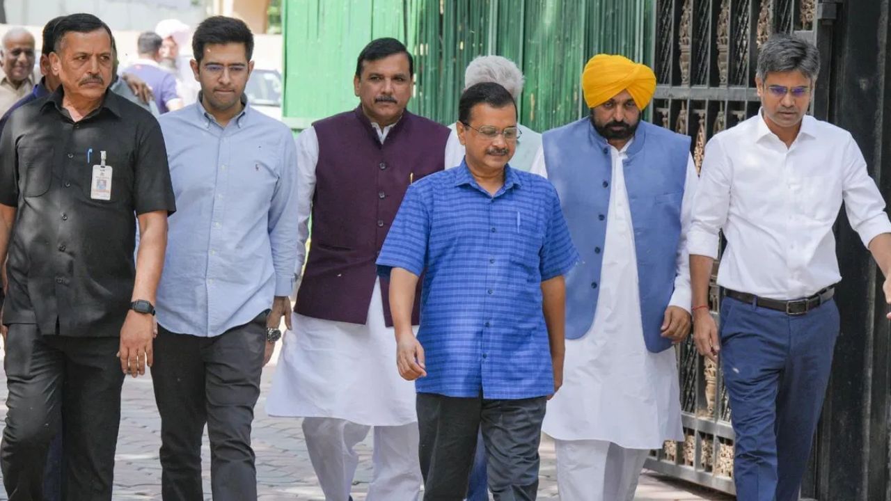 ਅਰਵਿੰਦ ਕੇਜਰੀਵਾਲ ਤੋਂ CBI ਦੀ ਪੁੱਛਗਿੱਛ ‘ਤੇ ਨਾਰਾਜ਼ Bhagwant Mann ਨੇ ਕਿਹਾ-BJP ਲੋਕਤੰਤਰ ਨੂੰ ਖਤਮ ਕਰ ਰਹੀ ਹੈ, ਸੱਚ ਦੀ ਲੜਾਈ ਜਾਰੀ ਰਹੇਗੀ ਅਰਵਿੰਦ ਕੇਜਰੀਵਾਲ ਤੋਂ CBI ਦੀ ਪੁੱਛਗਿੱਛ ‘ਤੇ ਨਾਰਾਜ਼ Bhagwant Mann ਨੇ ਕਿਹਾ-BJP ਲੋਕਤੰਤਰ ਨੂੰ ਖਤਮ ਕਰ ਰਹੀ ਹੈ, ਸੱਚ ਦੀ ਲੜਾਈ ਜਾਰੀ ਰਹੇਗੀ
