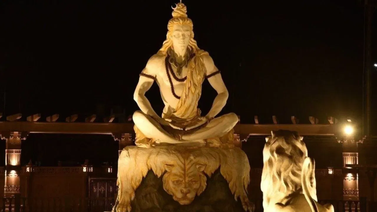 ਮਹਾਕਾਲ ਲੋਕ ਵਿੱਚ ਬਣੀਆਂ ਮੂਰਤੀਆਂ ਆਪਣੇ ਆਪ ਵਿੱਚ ਬਹੁਤ ਸੁੰਦਰ ਹਨ। ਪਰ ਜਦੋਂ ਇਨ੍ਹਾਂ ਮੂਰਤੀਆਂ 'ਤੇ ਚਿੱਟੀ ਰੋਸ਼ਨੀ ਪੈਂਦੀ ਹੈ, ਤਾਂ ਉਨ੍ਹਾਂ ਦੀ ਆਭਾ ਹੋਰ ਵੀ ਚਮਕਦਾਰ ਹੋ ਜਾਂਦੀ ਹੈ। ਸਥਿਤੀ ਅਜਿਹੀ ਬਣ ਜਾਂਦੀ ਹੈ ਕਿ ਸਾਰੇ ਸ਼ਰਧਾਲੂ ਇਨ੍ਹਾਂ ਮੂਰਤੀਆਂ ਨੂੰ ਨਿਹਾਰਦੇ ਹੀ ਰਹਿ ਜਾਂਦੇ ਹਨ, ਪਰ ਉਨ੍ਹਾਂ ਦਾ ਮਨ ਨਹੀਂ ਭਰਦਾ।