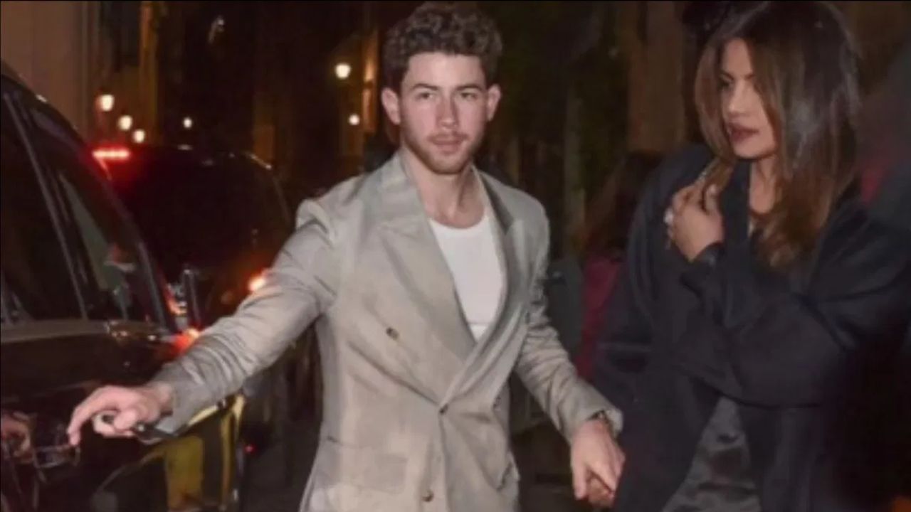 Nick-Priyanka In Rome: ਹੱਥਾਂ ‘ਚ ਹੱਥ ਪਾਏ ਨਜ਼ਰ ਆਏ ਨਿਕ ਜੋਨਸ ਅਤੇ ਪ੍ਰਿਯੰਕਾ ਚੋਪੜਾ , ਫੈਨਜ਼ ਬੋਲੇ-ਸਭ ਤੋਂ ਪਿਆਰੀ ਜੋੜੀ Nick-Priyanka In Rome: ਹੱਥਾਂ ‘ਚ ਹੱਥ ਪਾਏ ਨਜ਼ਰ ਆਏ ਨਿਕ ਜੋਨਸ ਅਤੇ ਪ੍ਰਿਯੰਕਾ ਚੋਪੜਾ , ਫੈਨਜ਼ ਬੋਲੇ-ਸਭ ਤੋਂ ਪਿਆਰੀ ਜੋੜੀ