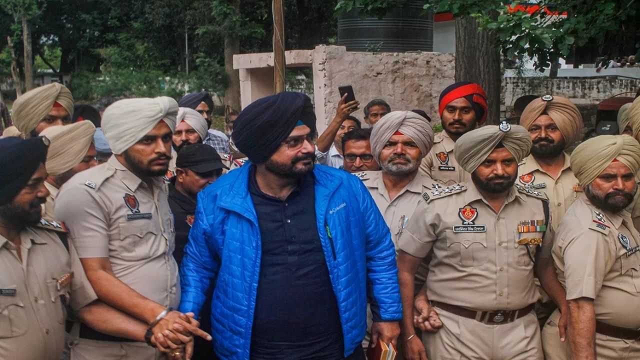 Navjot Singh Sidhu ਦੇ ਘਰ ਦੇਖਿਆ ਕੰਬਲ ਚ ਲਪੇਟਿਆ ਸ਼ੱਕੀ ਵਿਅਕਤੀ, ਟਵੀਟ ਕਰਕੇ ਪੁਲਿਸ ਨੂੰ ਦਿੱਤੀ ਸੂਚਨਾ