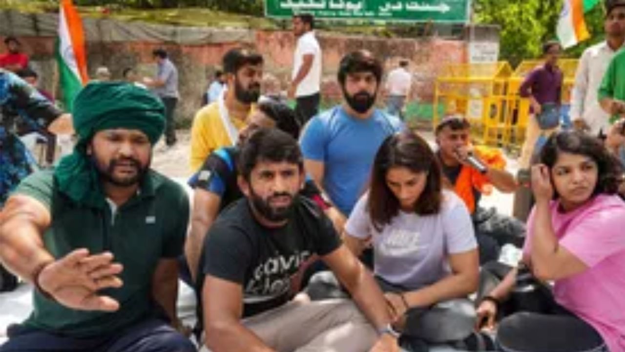 ਮਹਿਲਾ ਪਹਿਲਵਾਨਾਂ ਦੀ ਪਟੀਸ਼ਨ ‘ਤੇ SC ਨੇ ਸਖ਼ਤ, ਦਿੱਲੀ ਪੁਲਿਸ ਨੂੰ ਨੋਟਿਸ ਜਾਰੀ ਕਰਕੇ ਮੰਗਿਆ ਹੈ ਜਵਾਬ ਮਹਿਲਾ ਪਹਿਲਵਾਨਾਂ ਦੀ ਪਟੀਸ਼ਨ ‘ਤੇ SC ਨੇ ਸਖ਼ਤ, ਦਿੱਲੀ ਪੁਲਿਸ ਨੂੰ ਨੋਟਿਸ ਜਾਰੀ ਕਰਕੇ ਮੰਗਿਆ ਹੈ ਜਵਾਬ