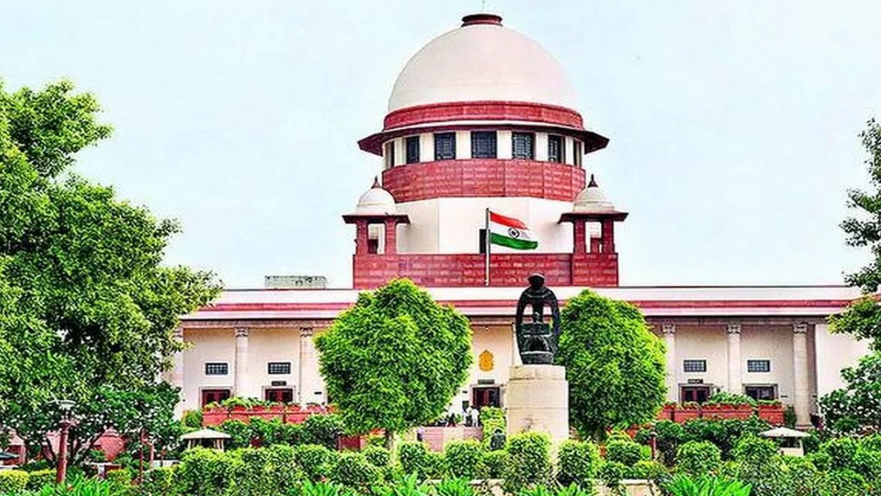 ਵਕੀਲਾਂ ਦੀਆਂ ਡਿਗਰੀਆਂ ਦੀ ਜਾਂਚ ਲਈ Supreme Court ਨੇ ਬਣਾਈ ਕਮੇਟੀ, ਫਰਜ਼ੀ ਲੋਕ ਹੋਣਗੇ ਅਦਾਲਤ ਤੋਂ ਬਾਹਰ ਵਕੀਲਾਂ ਦੀਆਂ ਡਿਗਰੀਆਂ ਦੀ ਜਾਂਚ ਲਈ Supreme Court ਨੇ ਬਣਾਈ ਕਮੇਟੀ, ਫਰਜ਼ੀ ਲੋਕ ਹੋਣਗੇ ਅਦਾਲਤ ਤੋਂ ਬਾਹਰ