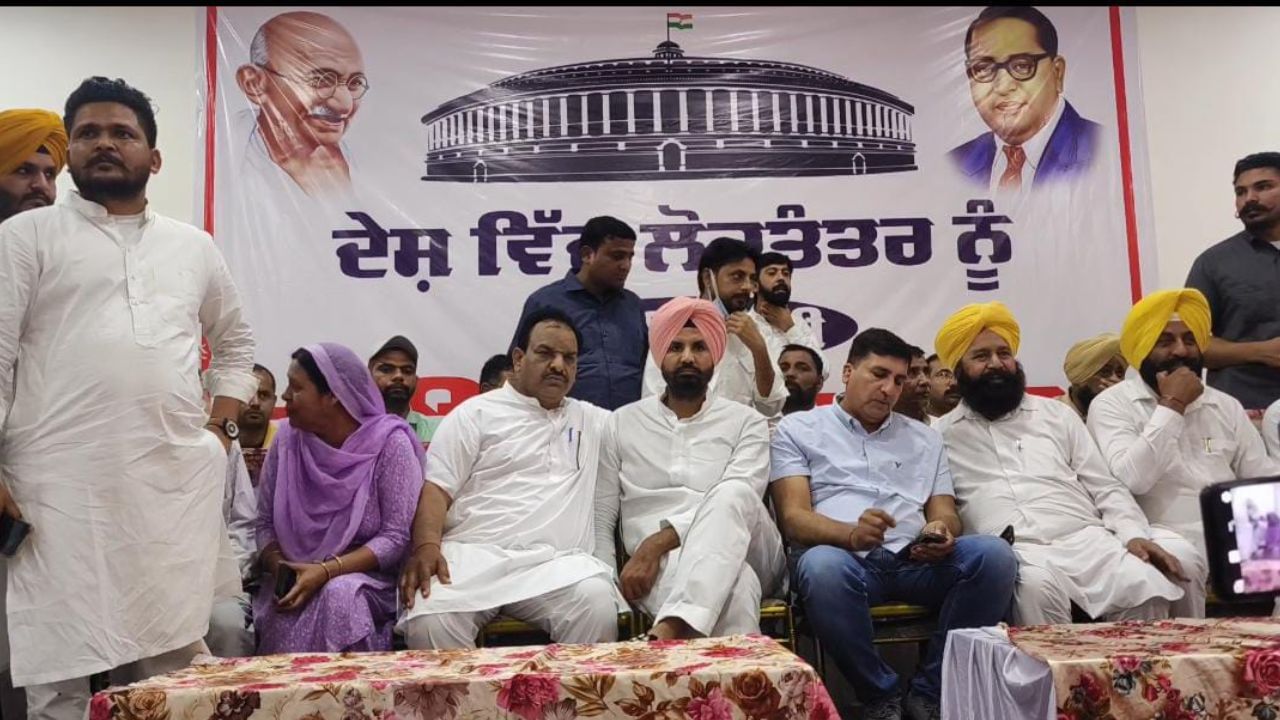 ਲੋਕਤੰਤਰ ਦਾ ਗਲਾ ਘੋਟ ਰਹੀ ਕੇਂਦਰ ਸਰਕਾਰ-Raja Waring ਲੋਕਤੰਤਰ ਦਾ ਗਲਾ ਘੋਟ ਰਹੀ ਕੇਂਦਰ ਸਰਕਾਰ-Raja Waring