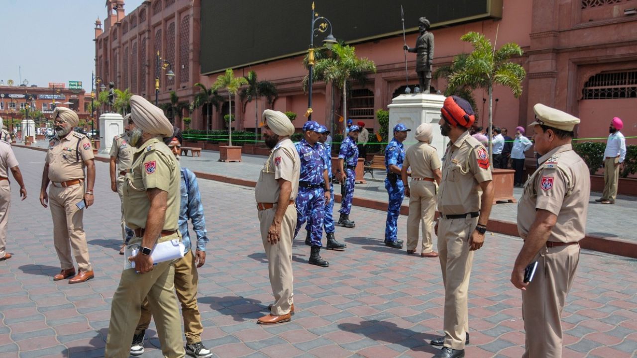 Amritsar Blast: ਅੱਤਵਾਦੀ ਹਮਲੇ ਦਾ ਸ਼ੱਕ, NIA ਤੇ NSG ਨੇ ਸ੍ਰੀ ਦਰਬਾਰ ਸਾਹਿਬ ਨੇੜੇ ਹੋਏ ਹਮਲੇ ਦੀ ਜਾਂਚ ਕੀਤੀ ਸ਼ੁਰੂ Amritsar Blast: ਅੱਤਵਾਦੀ ਹਮਲੇ ਦਾ ਸ਼ੱਕ, NIA ਤੇ NSG ਨੇ ਸ੍ਰੀ ਦਰਬਾਰ ਸਾਹਿਬ ਨੇੜੇ ਹੋਏ ਹਮਲੇ ਦੀ ਜਾਂਚ ਕੀਤੀ ਸ਼ੁਰੂ