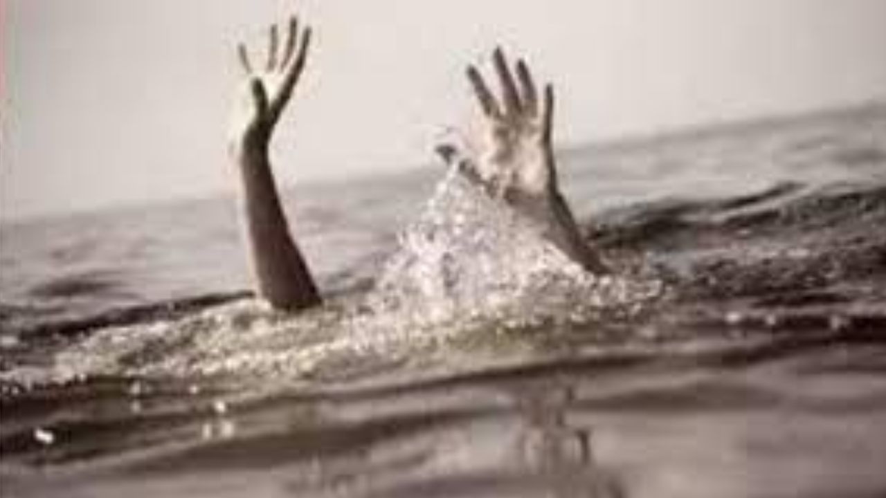 Drowned in Water: ਰੋਪੜ ਦੇ ਸਤਲੁਜ ਦਰਿਆ ‘ਚ ਪਲਟੀ ਕਿਸ਼ਤੀ, ਦੋ ਲੋਕ ‘ਚ ਰੁੜੇ, 1 ਦੀ ਲਾਸ਼ ਮਿਲੀ Drowned in Water: ਰੋਪੜ ਦੇ ਸਤਲੁਜ ਦਰਿਆ ‘ਚ ਪਲਟੀ ਕਿਸ਼ਤੀ, ਦੋ ਲੋਕ ‘ਚ ਰੁੜੇ, 1 ਦੀ ਲਾਸ਼ ਮਿਲੀ