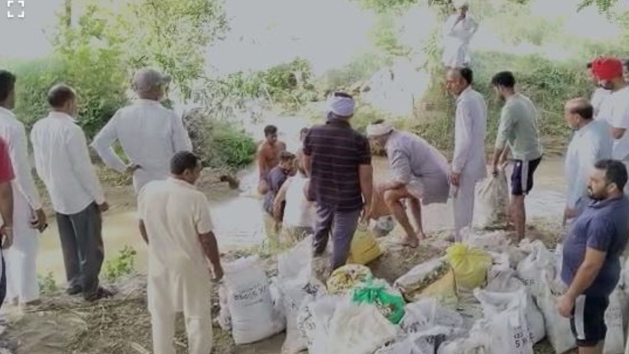 Crops Destroyed: ਪੰਜਵਾ ਮਾਈਨਰ ‘ਚ ਪਿਆ 10 ਤੋਂ 15 ਫੁੱਟ ਪਾੜਾ, ਕਿਸਾਨਾਂ ਦੀਆਂ ਫਸਲਾਂ ਹੋਈਆਂ ਬਰਬਾਦ Crops Destroyed: ਪੰਜਵਾ ਮਾਈਨਰ ‘ਚ ਪਿਆ 10 ਤੋਂ 15 ਫੁੱਟ ਪਾੜਾ, ਕਿਸਾਨਾਂ ਦੀਆਂ ਫਸਲਾਂ ਹੋਈਆਂ ਬਰਬਾਦ