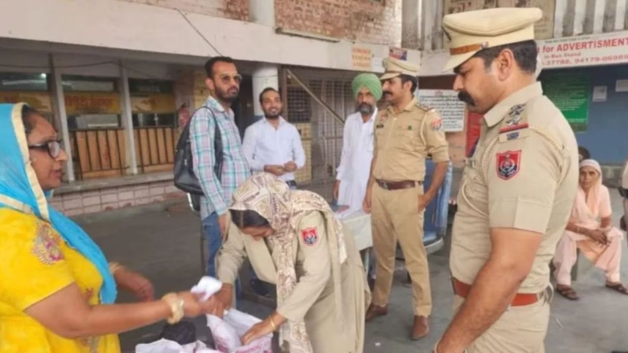 ਅੰਮ੍ਰਿਤਸਰ ਧਮਾਕੇ ਤੋਂ ਬਾਅਦ ਅਲਰਟ ‘ਤੇ Punjab Police, ਸੂਬੇ ‘ਚ ਦੋ ਦਿਨ ਚਲਾਇਆ ‘ਆਪਰੇਸ਼ਨ ਵਿਜਿਲ’ ਅੰਮ੍ਰਿਤਸਰ ਧਮਾਕੇ ਤੋਂ ਬਾਅਦ ਅਲਰਟ ‘ਤੇ Punjab Police, ਸੂਬੇ ‘ਚ ਦੋ ਦਿਨ ਚਲਾਇਆ ‘ਆਪਰੇਸ਼ਨ ਵਿਜਿਲ’