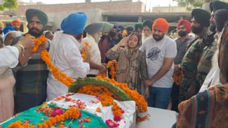 ਸ਼ਹੀਦ ਜਵਾਨ ਹਰਪਾਲ ਸਿੰਘ ਦਾ ਕੀਤਾ ਗਿਆ ਅੰਤਿਮ ਸਸਕਾਰ, ਮੌਕੇ ‘ਤੇ ਕੋਈ ਵੀ ਮੰਤਰੀ ਅਤੇ ਅਧਿਕਾਰੀ ਨਹੀਂ ਪਹੁੰਚਿਆ ਸ਼ਹੀਦ ਜਵਾਨ ਹਰਪਾਲ ਸਿੰਘ ਦਾ ਕੀਤਾ ਗਿਆ ਅੰਤਿਮ ਸਸਕਾਰ, ਮੌਕੇ ‘ਤੇ ਕੋਈ ਵੀ ਮੰਤਰੀ ਅਤੇ ਅਧਿਕਾਰੀ ਨਹੀਂ ਪਹੁੰਚਿਆ