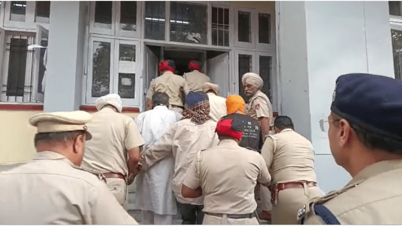 Amritsar Blast: 7 ਦਿਨ ਦੀ ਪੁਲਿਸ ਰਿਮਾਂਡ ਤੇ ਅੰਮ੍ਰਿਤਸਰ ਧਮਾਕੇ ਦੇ ਸਾਰੇ ਮੁਲਜ਼ਮ, ਦੋ ਮੁਲਜ਼ਮਾਂ ਦੇ ਪਰਿਵਾਰਾਂ ਨੇ ਪੁਲਿਸ ‘ਤੇ ਲਾਏ ਵੱਡੇ ਦੋਸ਼ Amritsar Blast: 7 ਦਿਨ ਦੀ ਪੁਲਿਸ ਰਿਮਾਂਡ ਤੇ ਅੰਮ੍ਰਿਤਸਰ ਧਮਾਕੇ ਦੇ ਸਾਰੇ ਮੁਲਜ਼ਮ, ਦੋ ਮੁਲਜ਼ਮਾਂ ਦੇ ਪਰਿਵਾਰਾਂ ਨੇ ਪੁਲਿਸ ‘ਤੇ ਲਾਏ ਵੱਡੇ ਦੋਸ਼