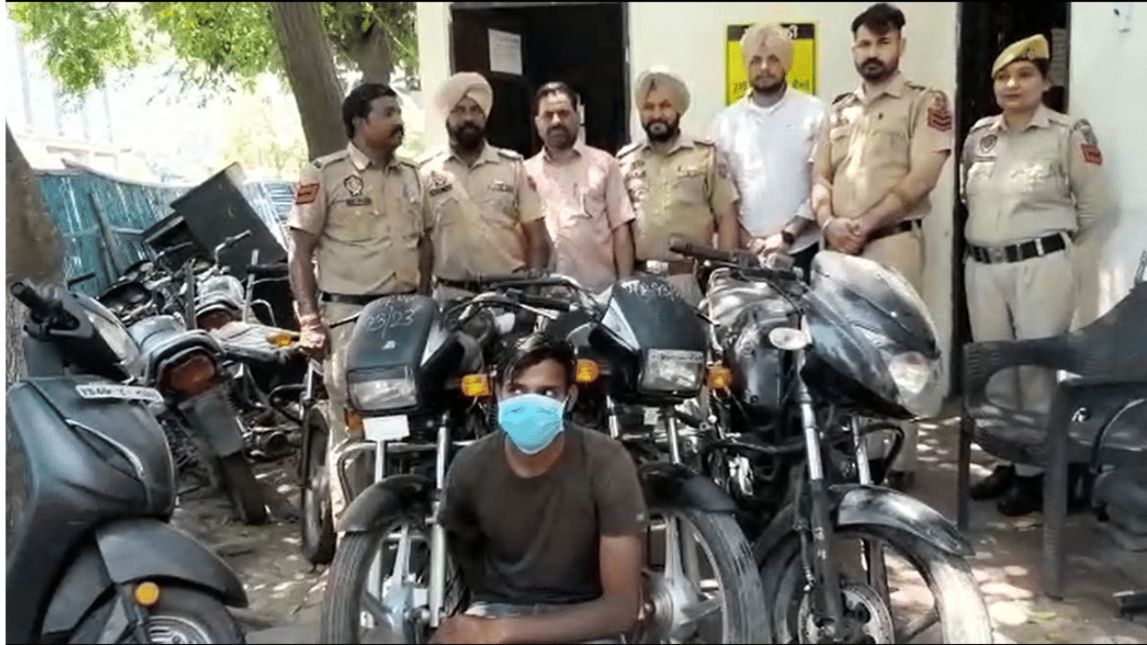 Bike Chor Arrested: ਅੰਮ੍ਰਿਤਸਰ ਪੁਲਿਸ ਦੇ ਹੱਥੇ ਚੜ੍ਹਿਆ ਬਾਈਕ ਚੋਰ, ਚੋਰੀ ਦੀਆਂ ਮੋਟਰਸਾਈਕਲਾਂ ਵੀ ਬਰਾਮਦ Bike Chor Arrested: ਅੰਮ੍ਰਿਤਸਰ ਪੁਲਿਸ ਦੇ ਹੱਥੇ ਚੜ੍ਹਿਆ ਬਾਈਕ ਚੋਰ, ਚੋਰੀ ਦੀਆਂ ਮੋਟਰਸਾਈਕਲਾਂ ਵੀ ਬਰਾਮਦ