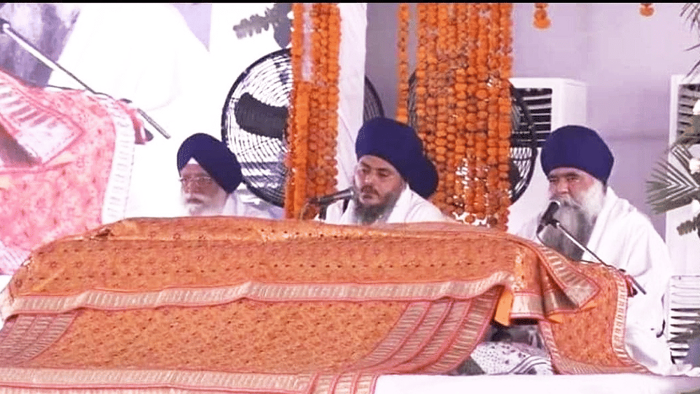 ਸਰਦਾਰ ਪ੍ਰਕਾਸ ਸਿੰਘ ਬਾਦਲ ਦੀ ਅੰਤਿਮ ਅਰਦਾਸ ਵਿੱਚ ਉਨ੍ਹਾਂ ਨੂੰ ਸ਼ਰਧਾਂਜਲੀ ਦੇਣ ਪਹੁੰਚੀਆਂ ਸੰਗਤਾਂ ਨੇ ਉਨ੍ਹਾਂ ਦੀ ਆਤਮਿਕ ਸ਼ਾਂਤੀ ਲਈ ਅਰਦਾਸ ਕੀਤੀ। ਇਸ ਮੌਕੇ ਸ਼੍ਰੋਮਣੀ ਗੁਰਦੁਆਰਾ ਪ੍ਰਬੰਧਕ ਕਮੇਟੀ ਦੇ ਪ੍ਰਧਾਨ ਹਰਜਿੰਦਰ ਸਿੰਘ ਧਾਮੀ ਸਮੇਤ ਕਮੇਟੀ ਦੇ ਹੋਰ ਕਈ ਆਗੂਆਂ ਨੇ ਵੀ ਹਾਜਰੀ ਲਗਵਾਈ।