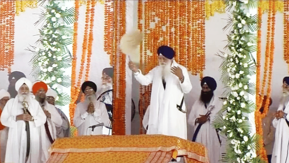 ਸਰਦਾਰ ਪ੍ਰਕਾਸ ਸਿੰਘ ਬਾਦਲ ਦੀ ਅੰਤਿਮ ਅਰਦਾਸ ਵਿੱਚ ਉਨ੍ਹਾਂ ਨੂੰ ਸ਼ਰਧਾਂਜਲੀ ਦੇਣ ਪਹੁੰਚੀਆਂ ਸੰਗਤਾਂ ਨੇ ਉਨ੍ਹਾਂ ਦੀ ਆਤਮਿਕ ਸ਼ਾਂਤੀ ਲਈ ਅਰਦਾਸ ਕੀਤੀ।