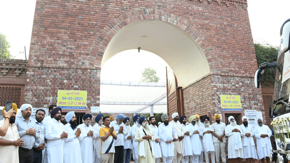 ਪੰਜਾਬ ਦੇ ਸਾਬਕਾ ਮੁੱਖ ਮੰਤਰੀ ਪ੍ਰਕਾਸ਼ ਸਿੰਘ ਬਾਦਲ (Parkash Singh Badal) ਦੀਆਂ ਅਸਥੀਆਂ ਨੂੰ ਅੱਜ ਕੀਰਤਪੁਰ ਸਾਹਿਬ ਵਿਖੇ ਜਲ੍ਹ ਪ੍ਰਵਾਹ ਕੀਤਾ ਗਿਆ। ਇਸ ਦੌਰਾਨ ਸੁਖਬੀਰ ਬਾਦਲ ਅਤੇ ਅਕਾਲੀ ਦਲ ਦੀ ਸੀਨੀਅਰ ਲੀਡਰਸ਼ਿਪ ਵੀ ਮੌਜੂਦ ਸੀ। ਸ਼੍ਰੀ ਕੀਰਤਪੁਰ ਸਾਹਿਬ ਜਾਣ ਤੋਂ ਪਹਿਲਾਂ ਪਿੰਡ ਬਾਦਲ ਵਿੱਚ ਅਰਦਾਸ ਕੀਤੀ ਗਈ।