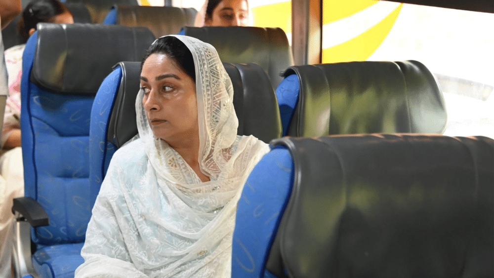 ਬੱਸ ਵਿੱਚ ਬੈਠੇ ਹਰਸਿਮਰਤ ਕੌਰ ਬਾਦਲ ਪਿਤਾ ਸਮਾਨ ਸਹੁਰੇ ਦੀਆਂ ਅਸਥੀਆਂ ਨਾਲ ਭਰੇ ਕਲਸ਼ ਨੂੰ ਵੇਖ ਕੇ ਕਾਫੀ ਭਾਵੁੱਕ ਨਜਰ ਆਏ। ਉਨ੍ਹਾਂ ਦੀਆਂ ਅੱਖਾਂ ਭਿੱਜੀਆਂ ਹੋਈਆਂ ਸਨ।
