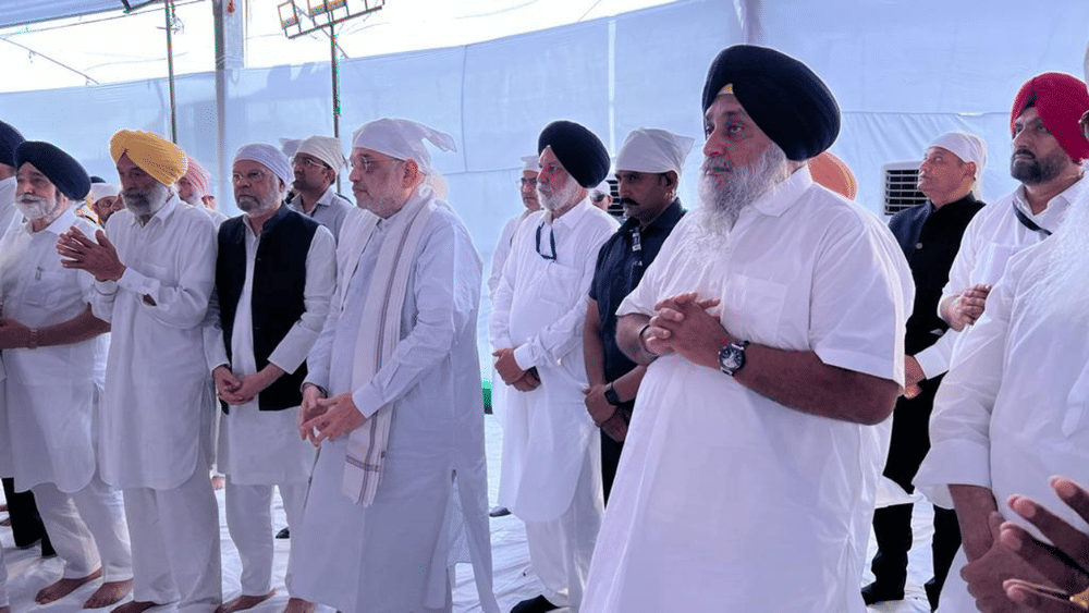 ਸ਼ਰਧਾਂਜਲੀ ਸਮਾਗਮ ਵਿੱਚ ਪਹੁੰਚੇ ਕੇਂਦਰੀ ਗ੍ਰਹਿ ਮੰਤਰੀ ਨੇ ਸਰਦਾਰ ਪ੍ਰਕਾਸ਼ ਸਿੰਘ ਬਾਦਲ ਦੀ ਆਤਮਾ ਦੀ ਸ਼ਾਂਤੀ ਲਈ ਕੀਤੀ ਗਈ ਅਰਦਾਸ ਵਿੱਚ ਸ਼ਮੂਲੀਅਤ ਕੀਤੀ। ਨਾਲ ਹੀ ਉਨ੍ਹਾਂ ਨੇ ਸ਼੍ਰੋਮਣੀ ਅਕਾਲੀ ਦਲ ਦੇ ਪ੍ਰਧਾਨ ਅਤੇ ਪ੍ਰਕਾਸ਼ ਸਿੰਘ ਬਾਦਲ ਦੇ ਪੁੱਤਰ ਸੁਖਬੀਰ ਸਿੰਘ ਬਾਦਲ ਨਾਲ ਦੁੱਖ ਵੀ ਸਾਂਝਾ ਕੀਤਾ।