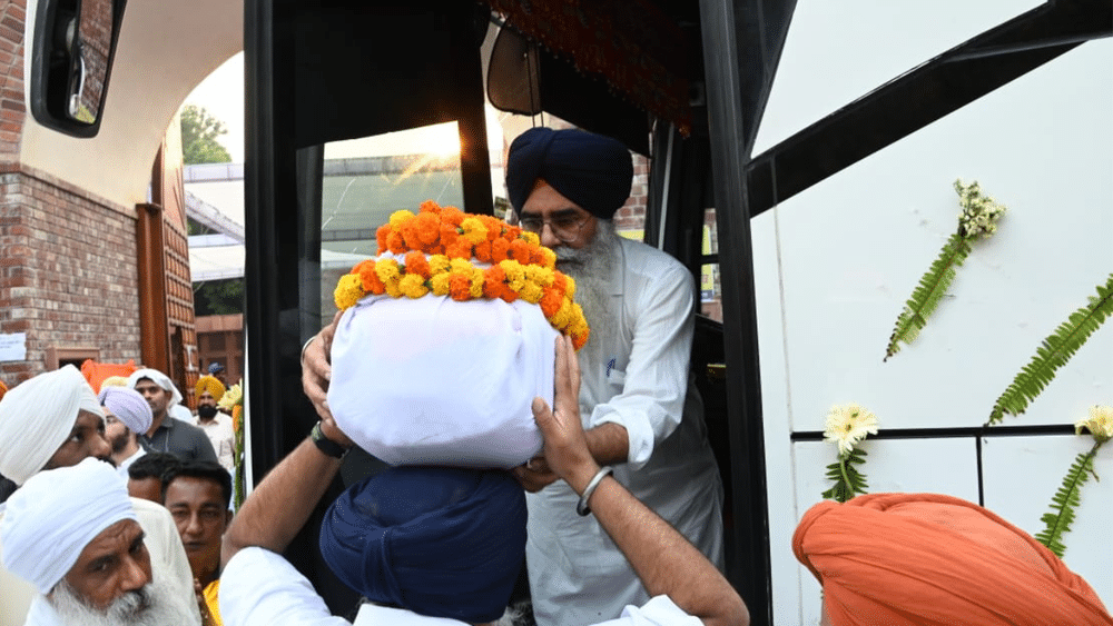 ਸ਼੍ਰੋਮਣੀ ਅਕਾਲੀ ਦਲ ਪ੍ਰਧਾਨ ਸੁਖਬੀਰ ਸਿੰਘ ਬਾਦਲ ਨੇ ਬੜੇ ਹੀ ਆਦਰ ਅਤੇ ਸਨਮਾਨ ਨਾਲ ਪਿਤਾ ਦੀਆਂ ਅਸਥੀਆਂ ਵਾਲੇ ਕਲਸ਼ ਨੂੰ ਬੱਸ ਵਿੱਚ ਚੜਾਇਆ।