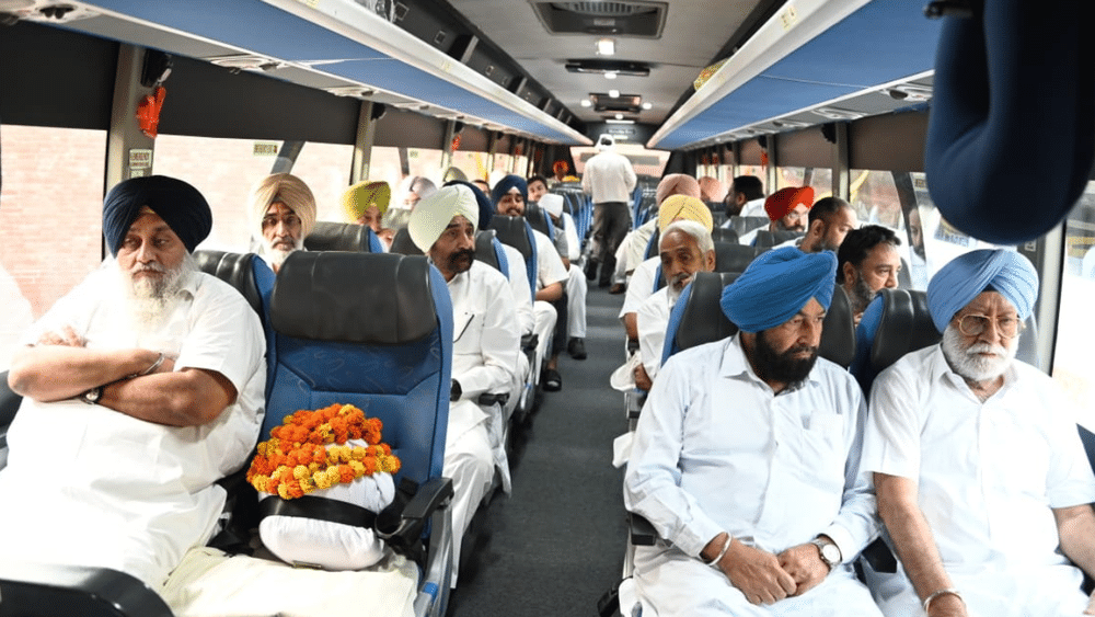 ਕੀਰਤਪੁਰ ਲਈ ਰਵਾਨਾ ਹੋਣ ਤੋਂ ਪਹਿਲਾਂ ਸੁਖਬੀਰ ਬਾਦਲ (Sukhbir Badal) ਨੇ ਪ੍ਰਕਾਸ਼ ਸਿੰਘ ਬਾਦਲ ਦੀ ਅਸਥੀਆਂ ਨੂੰ ਬੱਸ 'ਚ ਆਪਣੇ ਕੋਲ ਰੱਖਿਆ।