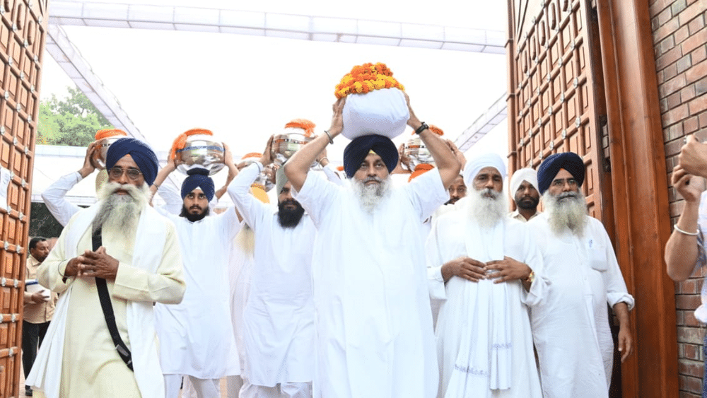 ਮਰਹੂਮ ਸਰਦਾਰ ਪ੍ਰਕਾਸ਼ ਸਿੰਘ ਬਾਦਲ ਦੀਆਂ ਅਸਥੀਆਂ ਵਾਲੇ ਕਲਸ਼ ਲੈ ਕੇ ਉਨ੍ਹਾਂ ਦੇ ਪੁੱਤਰ ਸੁਖਬੀਰ ਸਿੰਘ ਬਾਦਲ ਆਪਣੇ ਪਰਿਵਾਰ ਨਾਲ ਕੀਰਤਪੁਰ ਸਾਹਿਬ ਲਈ ਰਵਾਨਾ ਹੋਏ ਤਾਂ ਸਾਰਿਆਂ ਦੀਆਂ ਅੱਖਾਂ ਭਿੱਜੀਆਂ ਹੋਈਆਂ ਸਨ।