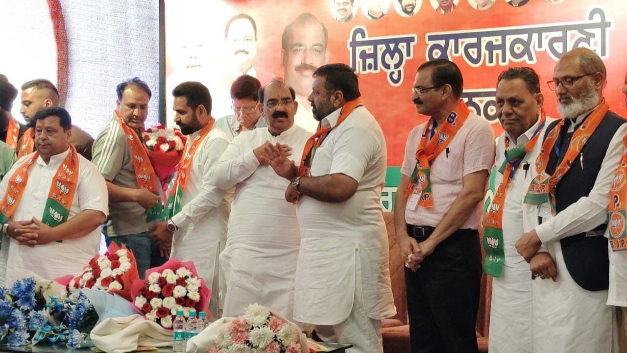 Punjab BJP Meeting: ਪੰਜਾਬ ਭਾਜਪਾ ਕਾਰਜਕਾਰਨੀ ਦੀ ਮੀਟਿੰਗ ‘ਚ ਕਿਹੜੇ ਮੁੱਦਿਆਂ ਤੇ ਹੋਈ ਚਰਚਾ? ਸੂਬਾ ਸਰਕਾਰ ‘ਤੇ ਕਿਉਂ ਵਰ੍ਹੇ ਭਾਜਪਾ ਪ੍ਰਧਾਨ? ਜਾਣੋਂ… Punjab BJP Meeting: ਪੰਜਾਬ ਭਾਜਪਾ ਕਾਰਜਕਾਰਨੀ ਦੀ ਮੀਟਿੰਗ ‘ਚ ਕਿਹੜੇ ਮੁੱਦਿਆਂ ਤੇ ਹੋਈ ਚਰਚਾ? ਸੂਬਾ ਸਰਕਾਰ ‘ਤੇ ਕਿਉਂ ਵਰ੍ਹੇ ਭਾਜਪਾ ਪ੍ਰਧਾਨ? ਜਾਣੋਂ…