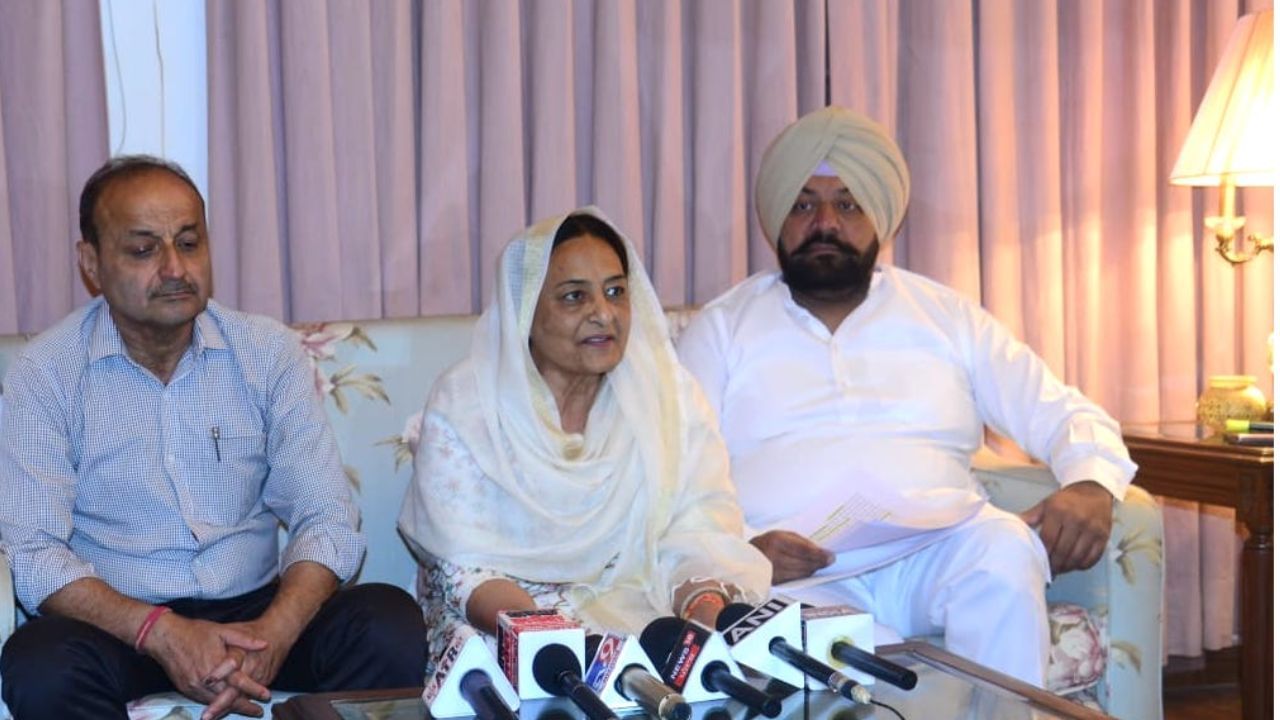 ਜਲੰਧਰ ‘ਚ ਚੌਧਰੀ ਪਰਿਵਾਰ ਦਾ AAP ਤੇ ਇਲਜ਼ਾਮ: ਵਿਧਾਇਕ ਵਿਕਰਮਜੀਤ ਬੋਲੇ-ਆਪ ਦੀ ਜਿੱਤ ਦਾ ਮਤਲਵ ਜਮਹੂਰੀਅਤ ਦਾ ਕਤਲ ਜਲੰਧਰ ‘ਚ ਚੌਧਰੀ ਪਰਿਵਾਰ ਦਾ AAP ਤੇ ਇਲਜ਼ਾਮ: ਵਿਧਾਇਕ ਵਿਕਰਮਜੀਤ ਬੋਲੇ-ਆਪ ਦੀ ਜਿੱਤ ਦਾ ਮਤਲਵ ਜਮਹੂਰੀਅਤ ਦਾ ਕਤਲ