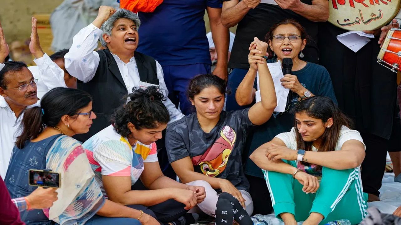 Wrestlers Protest: ਪ੍ਰਦਰਸ਼ਨਕਾਰੀ ਪਹਿਲਵਾਨਾਂ ਨੇ ਸਮ੍ਰਿਤੀ ਇਰਾਨੀ, ਨਿਰਮਲਾ ਸੀਤਾਰਮਣ ਸਣੇ 41 ਮਹਿਲਾ ਸਾਂਸਦਾਂ ਨੂੰ ਲਿਖਿਆ ਪੱਤਰ Wrestlers Protest: ਪ੍ਰਦਰਸ਼ਨਕਾਰੀ ਪਹਿਲਵਾਨਾਂ ਨੇ ਸਮ੍ਰਿਤੀ ਇਰਾਨੀ, ਨਿਰਮਲਾ ਸੀਤਾਰਮਣ ਸਣੇ 41 ਮਹਿਲਾ ਸਾਂਸਦਾਂ ਨੂੰ ਲਿਖਿਆ ਪੱਤਰ