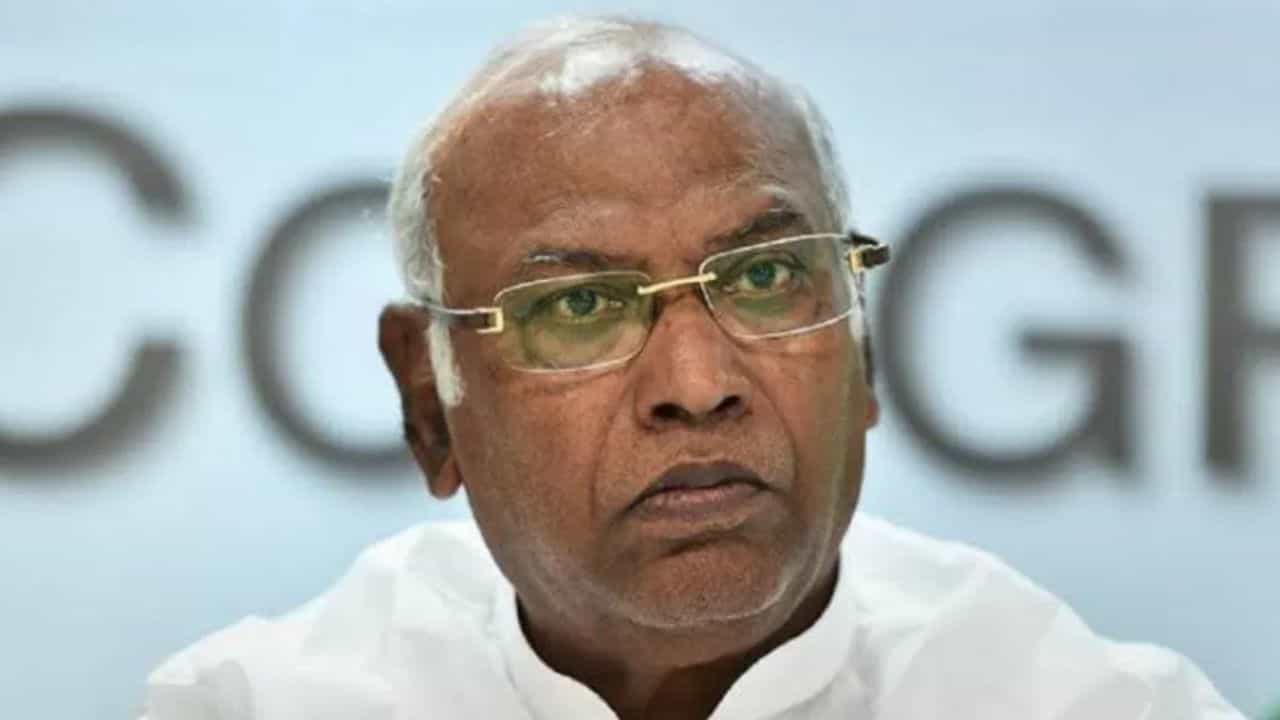 Bajrang Dal ਖਿਲਾਫ ਟਿੱਪਣੀ ਦਾ ਮਾਮਲਾ, ਸੰਗਰੂਰ ਅਦਾਲਤ ਨੇ ਮਲਿਕਾਰੁਜਨ ਖੜਗੇ ਨੂੰ ਭੇਜਿਆ ਸੰਮਨ Bajrang Dal ਖਿਲਾਫ ਟਿੱਪਣੀ ਦਾ ਮਾਮਲਾ, ਸੰਗਰੂਰ ਅਦਾਲਤ ਨੇ ਮਲਿਕਾਰੁਜਨ ਖੜਗੇ ਨੂੰ ਭੇਜਿਆ ਸੰਮਨ