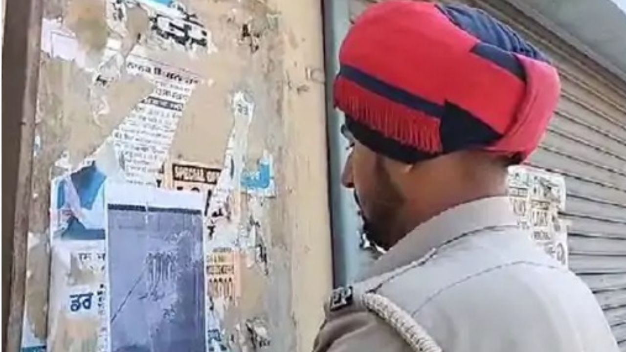 Jalandhar ‘ਚ ਕਾਲਾ ਕੱਛਾ ਗੈਂਗ ਦੇ ਪੋਸਟਰ ਲਗਾਏ, ਰਾਤ ਦੇ ਸਮੇਂ ਘਰਾਂ ਨੂੰ ਬਣਾ ਰਹੇ ਨਿਸ਼ਾਨਾ Jalandhar ‘ਚ ਕਾਲਾ ਕੱਛਾ ਗੈਂਗ ਦੇ ਪੋਸਟਰ ਲਗਾਏ, ਰਾਤ ਦੇ ਸਮੇਂ ਘਰਾਂ ਨੂੰ ਬਣਾ ਰਹੇ ਨਿਸ਼ਾਨਾ