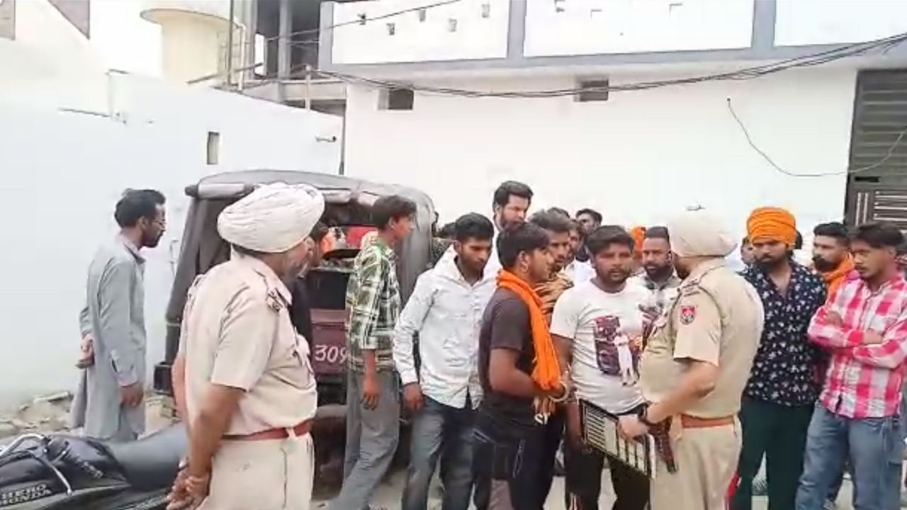 Murder: ਅੰਮ੍ਰਿਤਸਰ ‘ਚ ਜਵਾਈ ਨੂੰ ਕੁੱਟ-ਕੁੱਟਕੇ ਉਤਾਰਿਆ ਮੌਤ ਦੇ ਘਾਟ, ਕਤਲ ਕਰਕੇ ਲਾਸ਼ ਗਲੀ ‘ਚ ਸੁੱਟੀ, ਪੁਲਿਸ ਵੱਲ਼ੋਂ ਜਾਂਚ ਸ਼ੁਰੂ Murder: ਅੰਮ੍ਰਿਤਸਰ ‘ਚ ਜਵਾਈ ਨੂੰ ਕੁੱਟ-ਕੁੱਟਕੇ ਉਤਾਰਿਆ ਮੌਤ ਦੇ ਘਾਟ, ਕਤਲ ਕਰਕੇ ਲਾਸ਼ ਗਲੀ ‘ਚ ਸੁੱਟੀ, ਪੁਲਿਸ ਵੱਲ਼ੋਂ ਜਾਂਚ ਸ਼ੁਰੂ