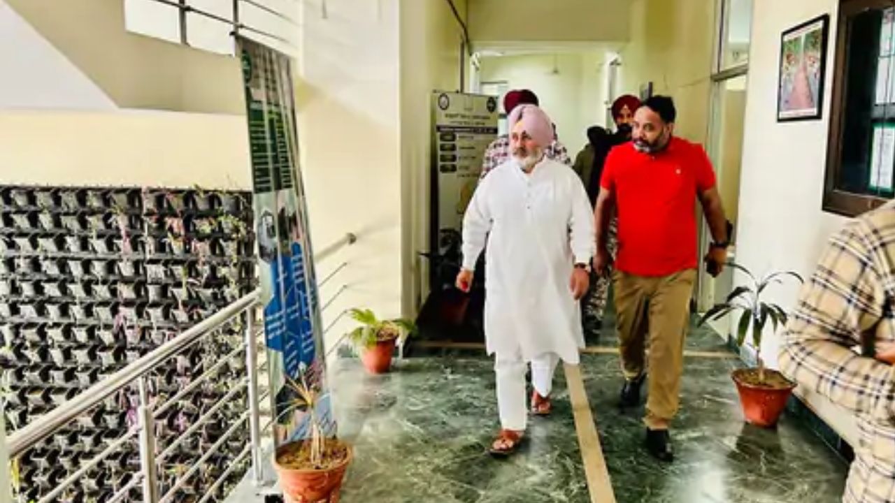 Cabinet Minister ਨੇ ਕੀਤੀ ਬਾਗਵਾਨੀ ਡਾਇਰੈਕਟਰ ਦਫਤਰ ‘ਚ ਰੇਡ, ਰਿਕਾਰਡ ਵੀ ਕੀਤਾ ਚੈੱਕ, ਸਟਾਫ ਨੂੰ ਸਮੇਂ ‘ਤੇ ਆਉਣ ਦੇ ਨਿਰਦੇਸ਼ Cabinet Minister ਨੇ ਕੀਤੀ ਬਾਗਵਾਨੀ ਡਾਇਰੈਕਟਰ ਦਫਤਰ ‘ਚ ਰੇਡ, ਰਿਕਾਰਡ ਵੀ ਕੀਤਾ ਚੈੱਕ, ਸਟਾਫ ਨੂੰ ਸਮੇਂ ‘ਤੇ ਆਉਣ ਦੇ ਨਿਰਦੇਸ਼