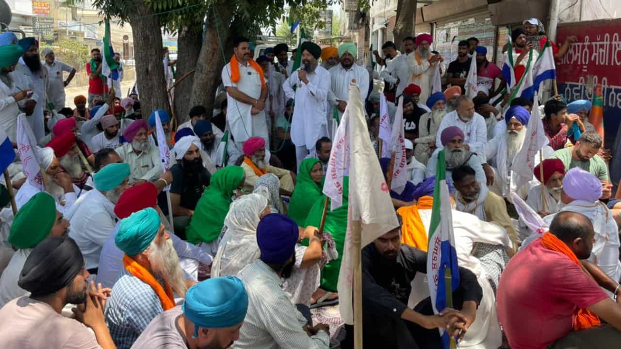 Farmers Protest: ਕਿਸਾਨਾਂ ਨੇ ਘੇਰਿਆ ਨਕੋਦਰ ਥਾਣਾ, ਧਰਨਾਕਾਰੀ ਬੋਲੇ-ਪੁਲਿਸ ਨਹੀਂ ਕਰ ਰਹੀ ਚੋਰਾਂ ਖਿਲਾਫ ਕਾਰਵਾਈ
