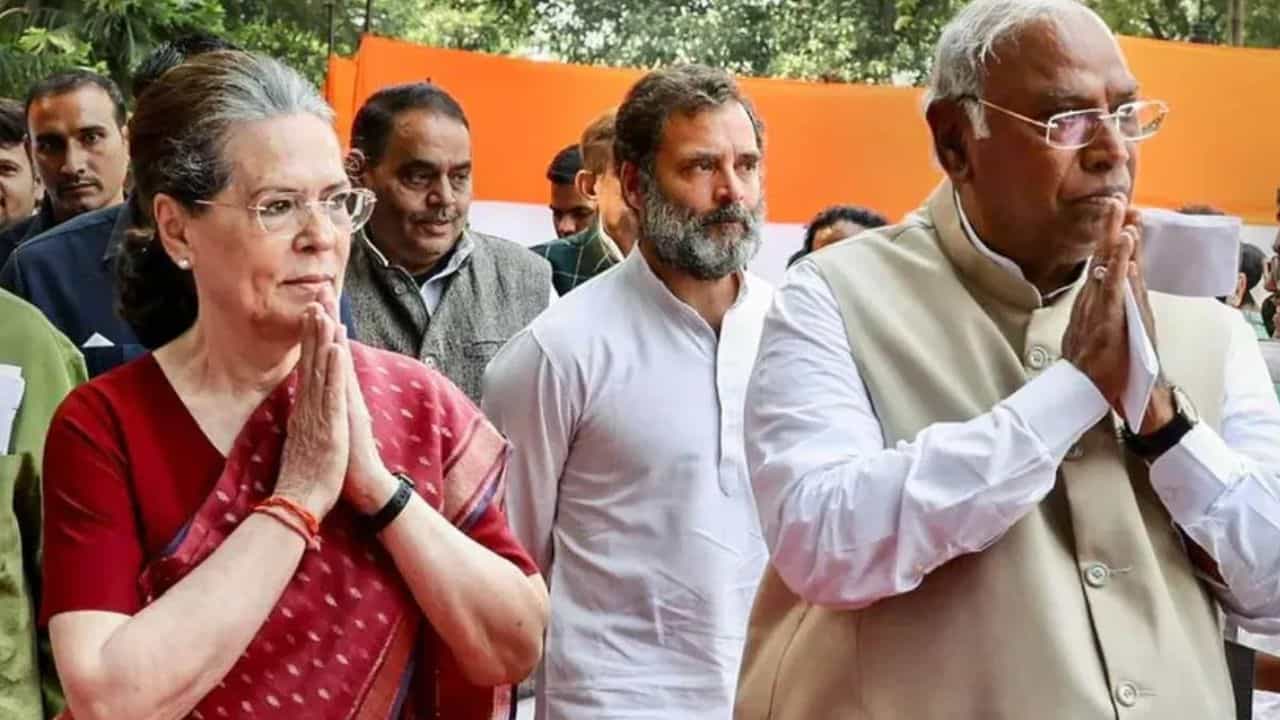 Karnataka New CM: ਪਹਿਲੀ ਕੈਬਨਿਟ ਚ ਸੀਐੱਮ ਸਿੱਧਾਰਮਈਆ ਨੇ 5 ਗਾਰੰਟੀਆਂ ਤੇ ਲਗਾਈ ਮੋਹਰ, ਸੋਨੀਆ ਨੇ ਕਿਹਾ- ਕਾਂਗਰਸ ਆਪਣੇ ਵਾਅਦਿਆਂ ਤੇ ਕਾਇਮ