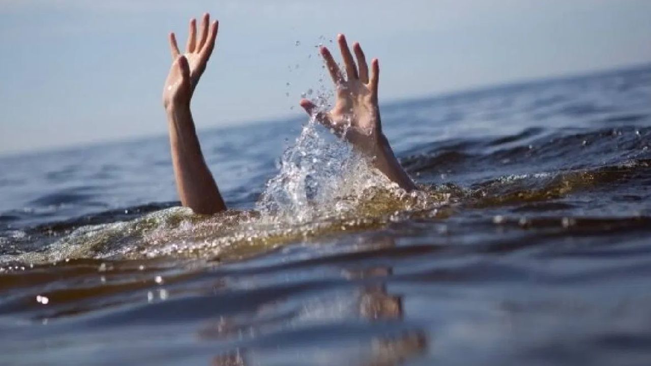 Students Death: ਸਰੋਵਰ ‘ਚ ਨਹਾਉਣ ਗਏ ਦੋ ਵਿਦਿਆਰਥੀ ਦੀ ਡੁਬਕੇ ਹੋਈ ਮੌਤ, ਘਟਨਾ ਦੀ ਸੀਸੀਟੀਵੀ ਵੀ ਆਈ ਸਾਹਮਣੇ Students Death: ਸਰੋਵਰ ‘ਚ ਨਹਾਉਣ ਗਏ ਦੋ ਵਿਦਿਆਰਥੀ ਦੀ ਡੁਬਕੇ ਹੋਈ ਮੌਤ, ਘਟਨਾ ਦੀ ਸੀਸੀਟੀਵੀ ਵੀ ਆਈ ਸਾਹਮਣੇ