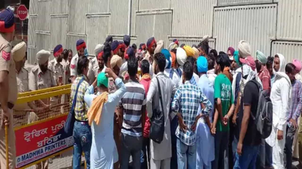 Employee Protest: ਨੌਕਰੀ ਚ ਪੱਕਾ ਕਰਨ ਦੀ ਮੰਗ ਨੂੰ ਲੈ ਕੇ CM ਦਾ ਵਿਰੋਧ ਕਰਨ ਪਹੁੰਚੇ ਮੁਲਾਜ਼ਮ ਰੋਕੇ, ਪੁਲਿਸ ਨੇ ਘੇਰਕੇ ਧੁਪ ਚ ਬੈਠਾਏ ਧਰਨਾਕਾਰੀ