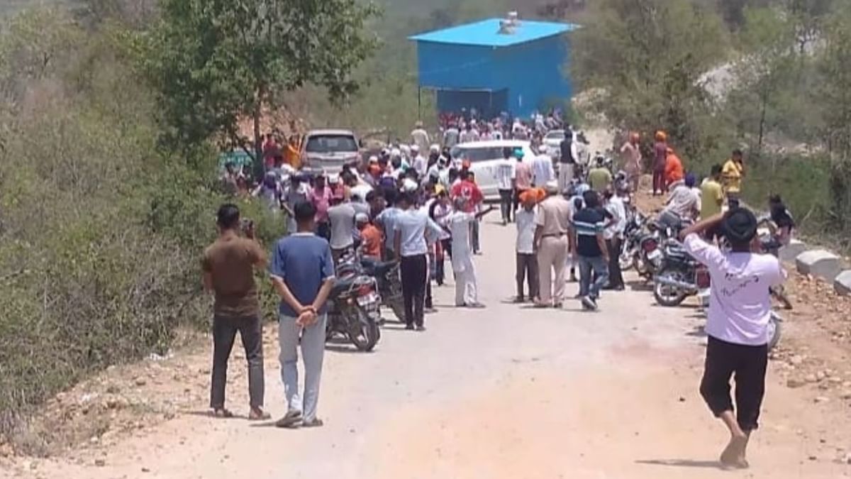 Major Road Accident: ਟਰੈਕਟਰ ਟਰਾਲੀ ਪਲਟਣ ਨਾਲ 3 ਮਹਿਲਾਵਾਂ ਦੀ ਮੌਤ, 33 ਜ਼ਖਮੀ, ਸ੍ਰੀ ਖੁਰਾਲਾਗੜ੍ਹ ‘ਚ ਵਾਪਰਿਆ ਭਿਆਨਕ ਸੜਕ ਹਾਦਸਾ Major Road Accident: ਟਰੈਕਟਰ ਟਰਾਲੀ ਪਲਟਣ ਨਾਲ 3 ਮਹਿਲਾਵਾਂ ਦੀ ਮੌਤ, 33 ਜ਼ਖਮੀ, ਸ੍ਰੀ ਖੁਰਾਲਾਗੜ੍ਹ ‘ਚ ਵਾਪਰਿਆ ਭਿਆਨਕ ਸੜਕ ਹਾਦਸਾ