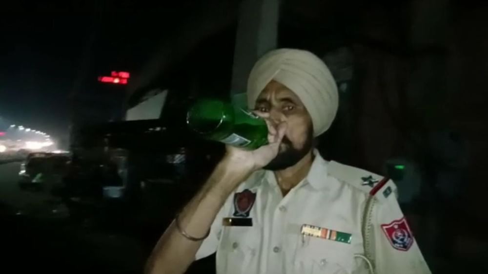 Jalandhar ਸੜਕ ਵਿਚਾਲੇ ਪੁਲਿਸ ਮੁਲਾਜ਼ਮ ਨੇ ਪੀਤੀ ਬੀਅਰ, ਰੋਕਿਆ ਤਾਂ ਝਾੜਿਆ ਵਰਦੀ ਦਾ ਰੌਬ Jalandhar ਸੜਕ ਵਿਚਾਲੇ ਪੁਲਿਸ ਮੁਲਾਜ਼ਮ ਨੇ ਪੀਤੀ ਬੀਅਰ, ਰੋਕਿਆ ਤਾਂ ਝਾੜਿਆ ਵਰਦੀ ਦਾ ਰੌਬ