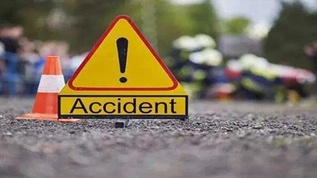 Ludhiana Accident: ਤੇਜ਼ ਰਫਤਾਰ ਕਾਰ ਨੇ ਲੁਧਿਆਣਾ ‘ਚ ਤਿੰਨ ਨੌਜਵਾਨ ਕੁਚਲੇ, ਦੋ ਦੀ ਮੌਤ, ਨਸ਼ੇ ‘ਚ ਟੱਲੀ ਸੀ ਡਰਾਈਵਰ Ludhiana Accident: ਤੇਜ਼ ਰਫਤਾਰ ਕਾਰ ਨੇ ਲੁਧਿਆਣਾ ‘ਚ ਤਿੰਨ ਨੌਜਵਾਨ ਕੁਚਲੇ, ਦੋ ਦੀ ਮੌਤ, ਨਸ਼ੇ ‘ਚ ਟੱਲੀ ਸੀ ਡਰਾਈਵਰ