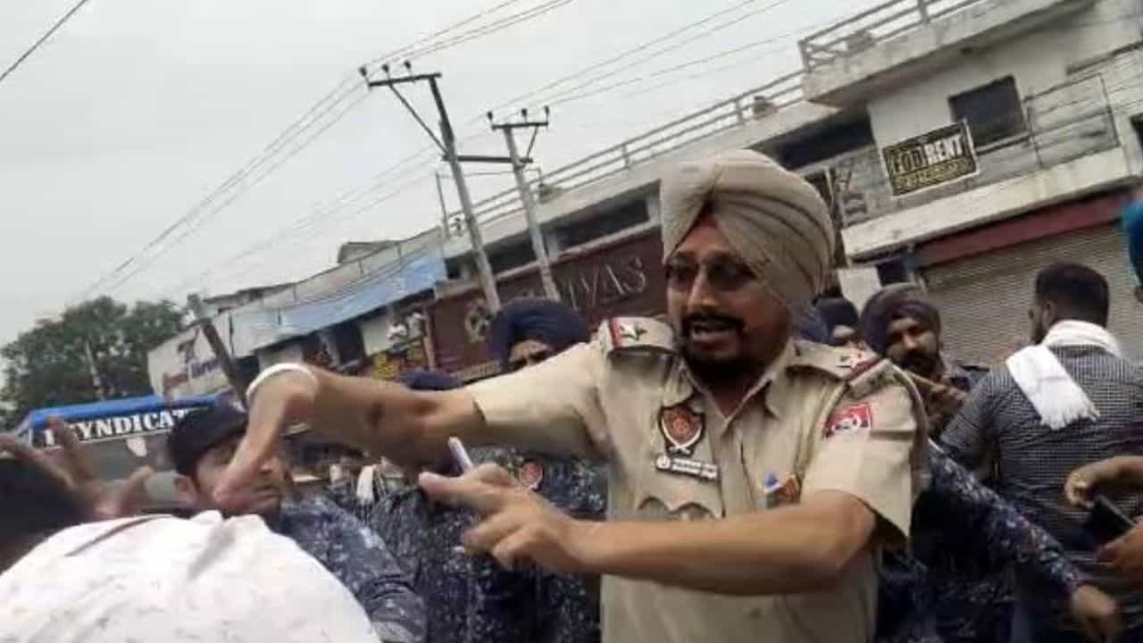 ਡਿਗਰੀਆਂ ਨਾ ਮਿਲਣ ਕਾਰਨ SC Students ਨੇ BSF ਚੌਕ ਕੀਤਾ ਜਾਮ, ਪੁਲਿਸ ਵੱਲੋਂ ਲਾਠੀਚਾਰਚ