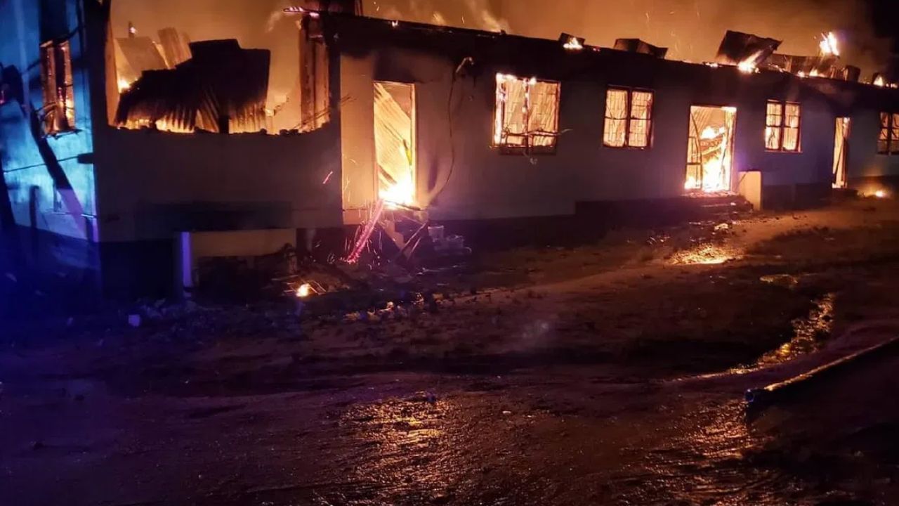 Fire In School: ਅਧਿਆਪਕ ਨੇ ਖੋਹਿਆ ਮੋਬਾਈਲ, ਗੁੱਸੇ ‘ਚ ਆਈ ਵਿਦਿਆਰਥਣ ਨੇ ਸਕੂਲ ਨੂੰ ਲਾਈ ਅੱਗ, 20 ਦੀ ਮੌਤ, ਵਿਦਿਆਰਥਣ ਸਮੇਤ 10 ਜ਼ਖ਼ਮੀ Fire In School: ਅਧਿਆਪਕ ਨੇ ਖੋਹਿਆ ਮੋਬਾਈਲ, ਗੁੱਸੇ ‘ਚ ਆਈ ਵਿਦਿਆਰਥਣ ਨੇ ਸਕੂਲ ਨੂੰ ਲਾਈ ਅੱਗ, 20 ਦੀ ਮੌਤ, ਵਿਦਿਆਰਥਣ ਸਮੇਤ 10 ਜ਼ਖ਼ਮੀ