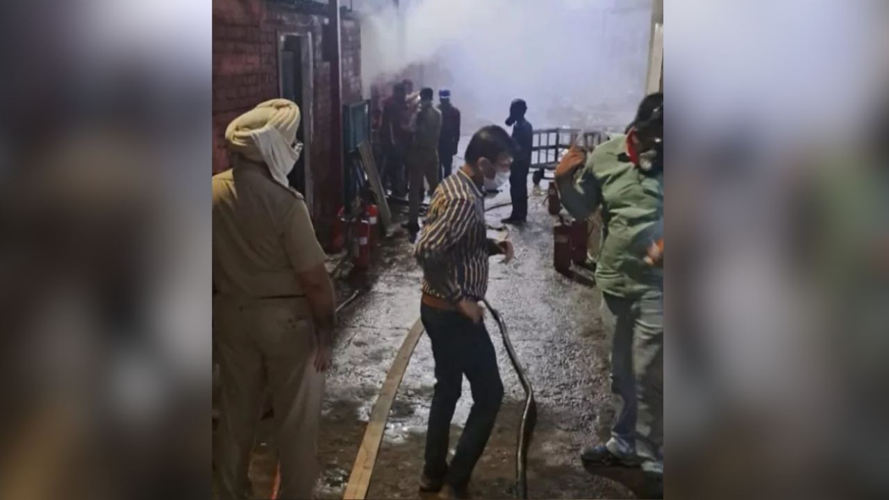 Dera Bassi Gas Leak: ਡੇਰਾਬੱਸੀ ਦੀ ਕੈਮੀਕਲ ਫੈਕਟਰੀ ‘ਚ ਗੈਸ ਲੀਕ, ਇੱਕ ਮਹੀਨੇ ‘ਚ ਤੀਸਰੀ ਘਟਨਾ Dera Bassi Gas Leak: ਡੇਰਾਬੱਸੀ ਦੀ ਕੈਮੀਕਲ ਫੈਕਟਰੀ ‘ਚ ਗੈਸ ਲੀਕ, ਇੱਕ ਮਹੀਨੇ ‘ਚ ਤੀਸਰੀ ਘਟਨਾ