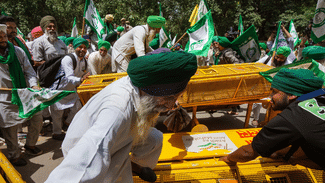 Wrestlers Protest : ਜੰਤਰ-ਮੰਤਰ ‘ਤੇ ਕਿਸਾਨ ਆਗੂਆਂ ਦਾ ਹੰਗਾਮਾ, ਬੈਰੀਕੇਡ ਤੋੜ ਕੇ ਅੱਗੇ ਵਧੀ ਭੀੜ Wrestlers Protest : ਜੰਤਰ-ਮੰਤਰ ‘ਤੇ ਕਿਸਾਨ ਆਗੂਆਂ ਦਾ ਹੰਗਾਮਾ, ਬੈਰੀਕੇਡ ਤੋੜ ਕੇ ਅੱਗੇ ਵਧੀ ਭੀੜ