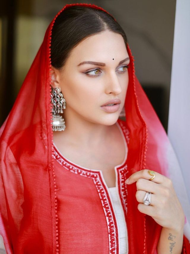 himanshi khurana latest saree photos viral on social media | क्या हिमांशी  खुराना ने गुपचुप तरीके से कर ली शादी? | Hindi News,